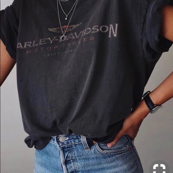 Surprise Vintage Graphic Tee - Picture 3 of 8